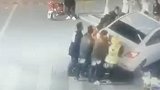 浙江宁波：7岁男孩被卷入车底，一群“无名之辈”合力抬车