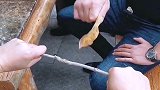 牛人用树叶砍树枝，这一神操作，百分之九十的人都看不出猫腻！