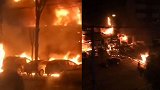 山东菏泽一商铺突发大火 有多辆汽车被引燃