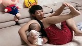 这才是真正的父子俩，6个月大就和老爸一个德行，母老虎都乐了