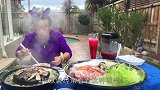 泰国大妈吃火锅，第一次吃涮羊肉和烤肉，这表情真是太逗了！