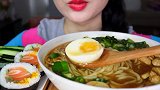 小姐姐独享一大碗蘑菇鸡汤拉面，看起来超级有食欲啊