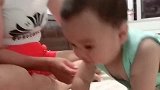 宝宝不听话被奶奶教训了，接下来宝宝委屈的小表情太可爱了！