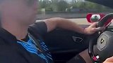 炸街！大马丁开着超跑在路上发出阵阵声浪