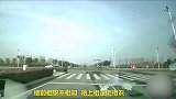小车路口大作战，像是上演了一出隔山打驴快如电！