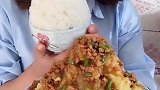 黑龙江小姐姐吃火山土豆泥，配大米饭吃，老香了！