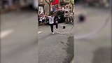 忒厉害！小伙街边表演“醉酒铁环”一旁的路人直接惊呆了