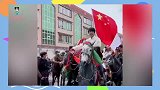 丁真盛装打扮参加马术巡游，用独具民族特色方式向“王友梅”祝福