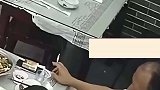 老板女儿向客人求抱抱，男子的小动作太有爱了