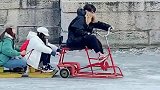 能够在冰面上骑自行车，估计也就只有北方人能做到