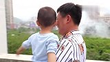 宝宝舍不得叔叔婶婶，叔叔离开后，两个都抢要妈妈抱了