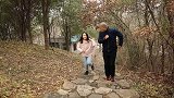 萌狮大赏 美女野外遭抢劫，丑女拔刀相助，谁的套路更深？