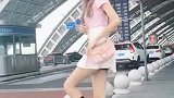 最近这个小姐姐火了，直接在车站秀舞蹈，你觉得跳得怎么样
