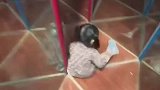 带孩子玩镜子迷宫，前面探路接连被撞