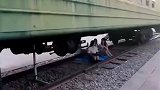 美女在报废十几年的火车下野餐，一旁大哥还是很担心