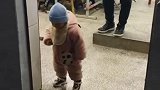 小宝宝进错教室了，老师的反应，真的是太可爱了！