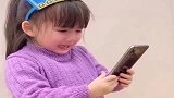 女儿借手机，给爸爸打电话告状，这表情把爸爸心都哭碎了！