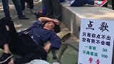 路上遇见的流浪汉，牌子让我吃惊，没点技能都不敢上街乞讨了