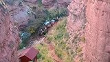 甘肃张掖有个平山湖大峡谷，里面有个天梯几乎垂直