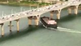 船只斜着穿过长沙猴子石大桥“失控”撞桥墩 目击者拍下全过程！