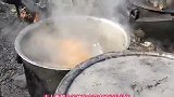 大铁锅沿街烤全羊，每天不够卖，这是什么样的美味