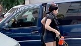 美女全身的搭配比普通人还要接地气！