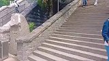 男子放狠话爬泰山，爬到半道后悔了