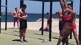 巴塞罗那海滩上健身的西班牙小哥哥