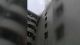 四川轻化工大学宿舍起火  学生纷纷下楼避难