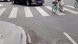 迈巴赫转弯时礼让小姐姐们，最后一位是亮点，网友正常