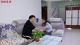 董事长每月都给妻子寄钱，国庆节回家看妻子，却看到她在捡垃圾