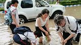 来点正能量！突发暴雨积水，学生自发徒手疏通下水道