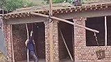 大哥用杠杆原理，制作出来的水泥上房神器，看着很不实用的样子！