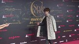 骚操作！蔡徐坤亚洲新歌榜签名背景板被粉丝挖走