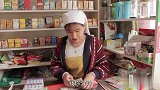 老板娘卖烟被坑60元，没想不仅没反应过来，还又贴一盒烟