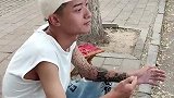 奶奶徒手剪出小伙侧影