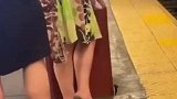 纽约地铁的车门都把什么奇奇怪怪的东西夹住了呀！