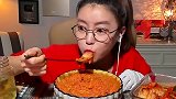 韩国宽粉美女吃辣泡菜拌饭，只吃泡菜不吃饭，超满足