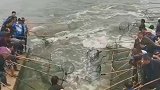 鱼跃龙门变成自投罗网了，钓鱼人就是这么疯狂