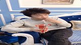 这妹子是啥造型啊，笑得合不拢嘴