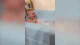 陪宝宝洗澡，宝宝笑的好开心，这是好妈妈啊！