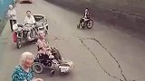 一群老人坐在路上，阻拦货车前进