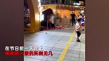 商场布置七夕大型花束供打卡，1天就被路人薅秃：有人狂拔1大把