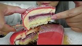 小姐姐独享一整个覆盆子慕斯蛋糕，看起来软绵绵甜蜜蜜呀