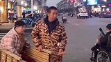 大叔带糖宝女儿街边卖红薯，一下午也没有人买，妈妈难产离世