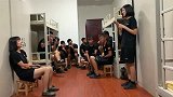 还是女兵更受瞩目，聚会上男生只有听歌的份