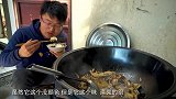 大sao做了一大锅小鸡炖蘑菇，满满一大锅拌饭吃也太过瘾了吧