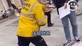 山东大学门口，外卖小哥牛奶泼男子？外卖备注：不要对他客气，摔那个渣男脸上！现在的年轻人...