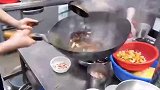 韩国当地的小吃店，厨师是这样做炒面的，来看下厨师是怎么颠勺的
