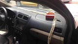 菜花蛇搭乘“顺风车”进城 仪表盘上蜕下蛇皮“当酬劳”